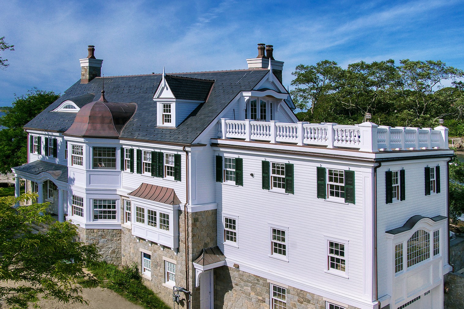 Maison ancestrale blanche avec fenêtres